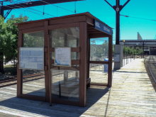 Picture of a shelter on the platform of Metra's 18th Street station