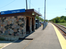 Picture of Metra's Long Lake station.