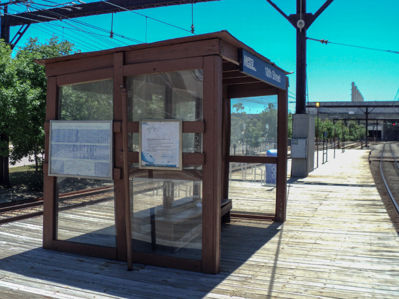 Picture of a shelter on the platform of Metra's 18th Street station