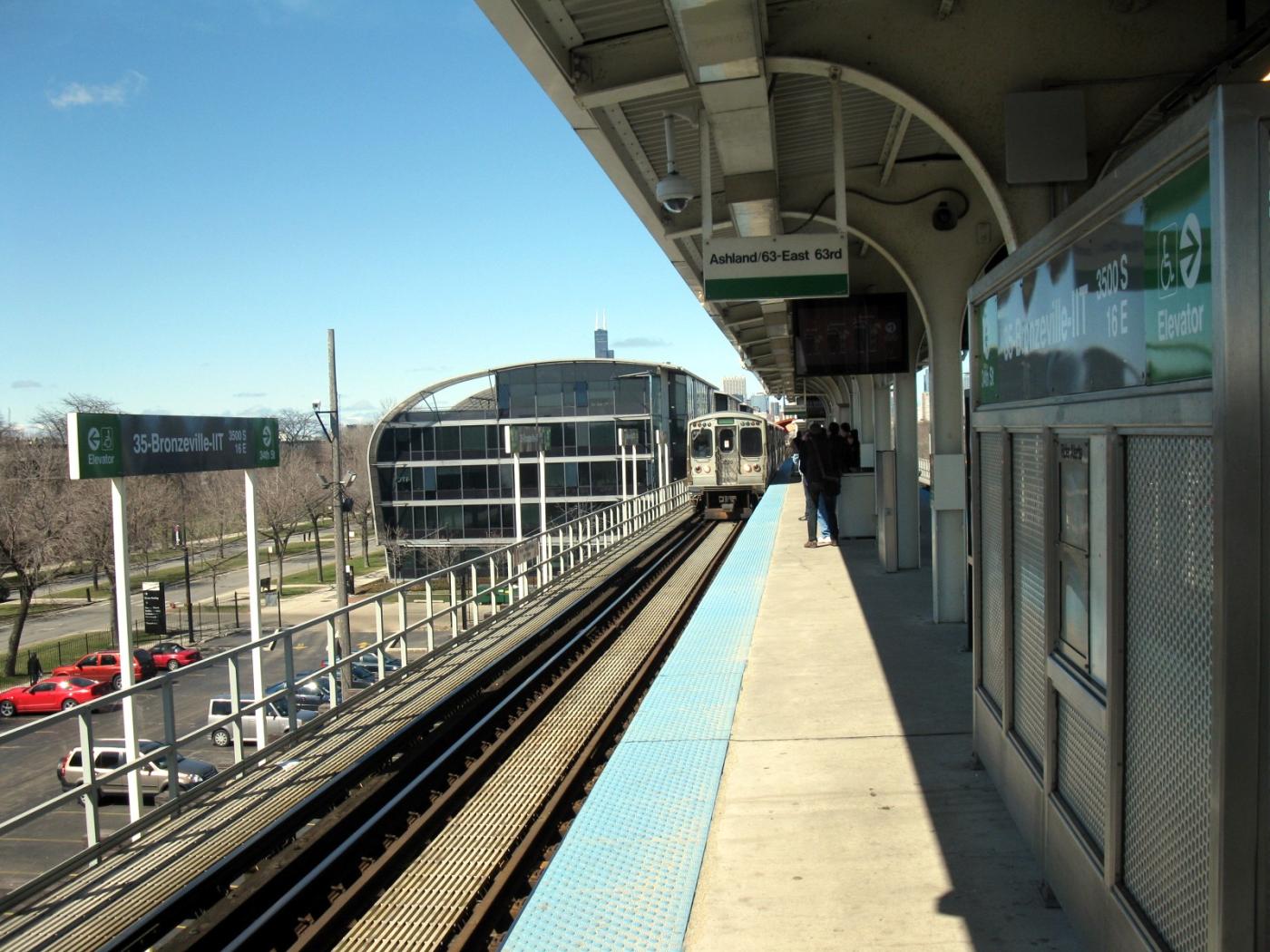 Picture of CTA 35th Bronzeville station platform