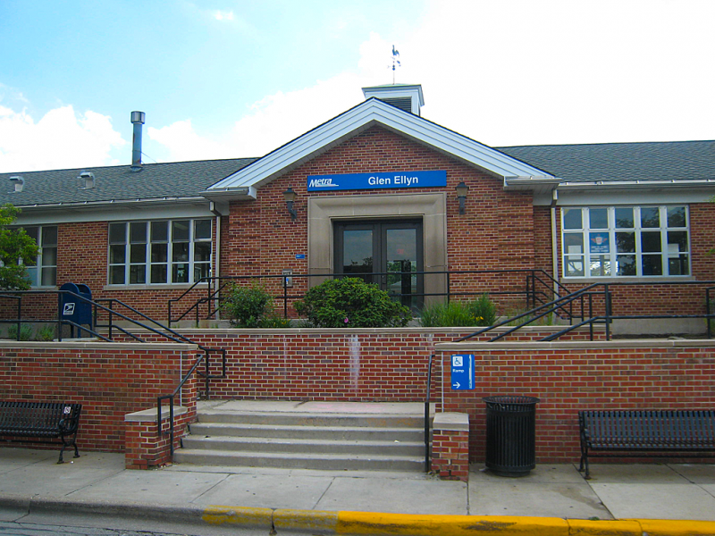 Picture of Metra's Glen Ellyn station.